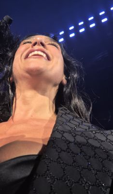 © x.com/duashowgirl
