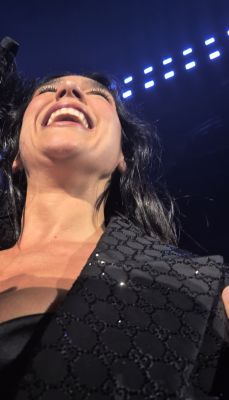 © x.com/duashowgirl
