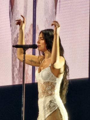 © x.com/Dualipa_france
