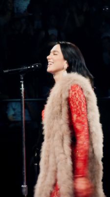 © x.com/Dualipa_france
